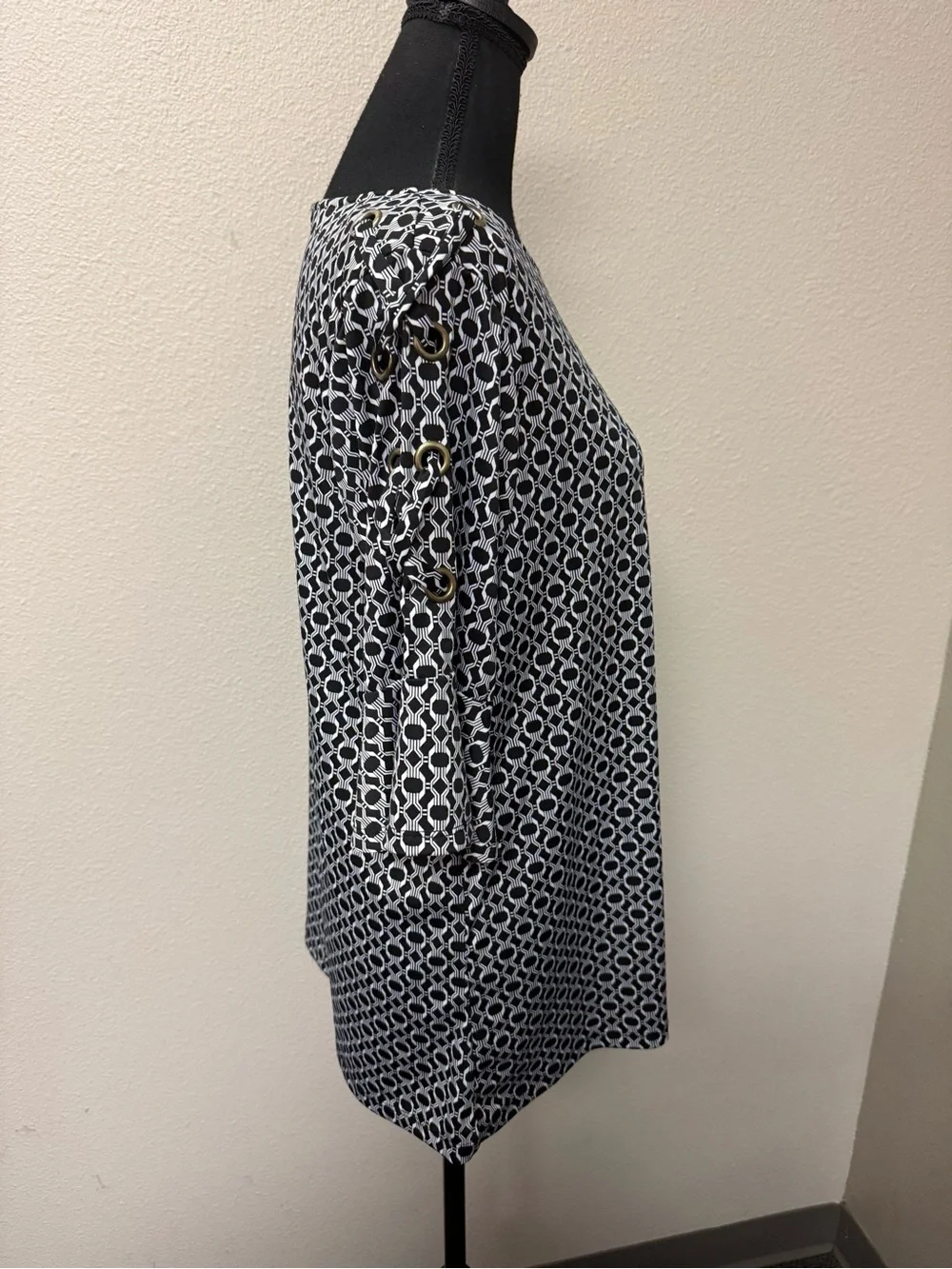 Above & Beyond 1X Black White Geometric Tunic Bell Sleeve Eyelet Detail Top - Picture 6 of 9